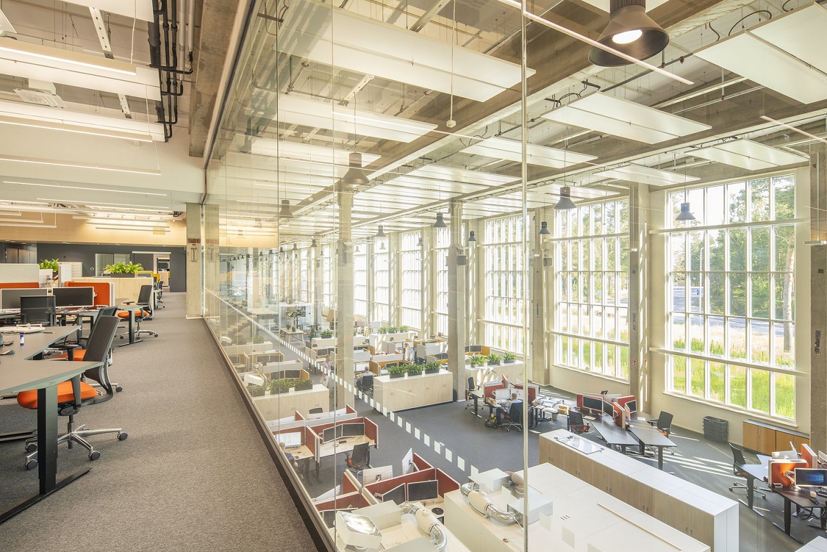 Văn phòng tràn ngập ánh sáng tự nhiên giúp không gian rộng rãi và sáng sủa hơn