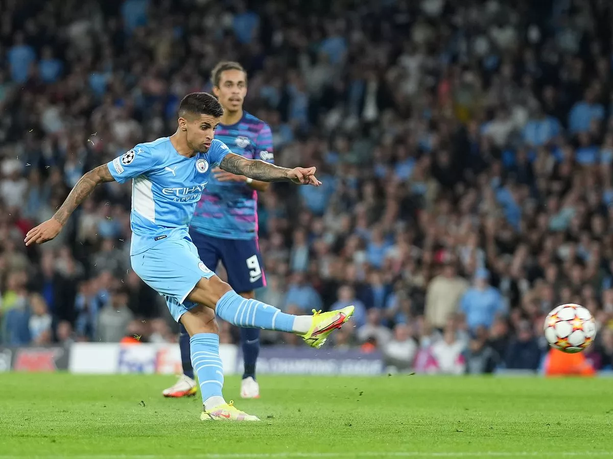 Joao Cancelo của Man City có thể vượt qua Trent Alexander-Arnold và Reece James trong cuộc đua danh hiệu độc nhất vô nhị - Dominic Farrell - Manchester Evening News