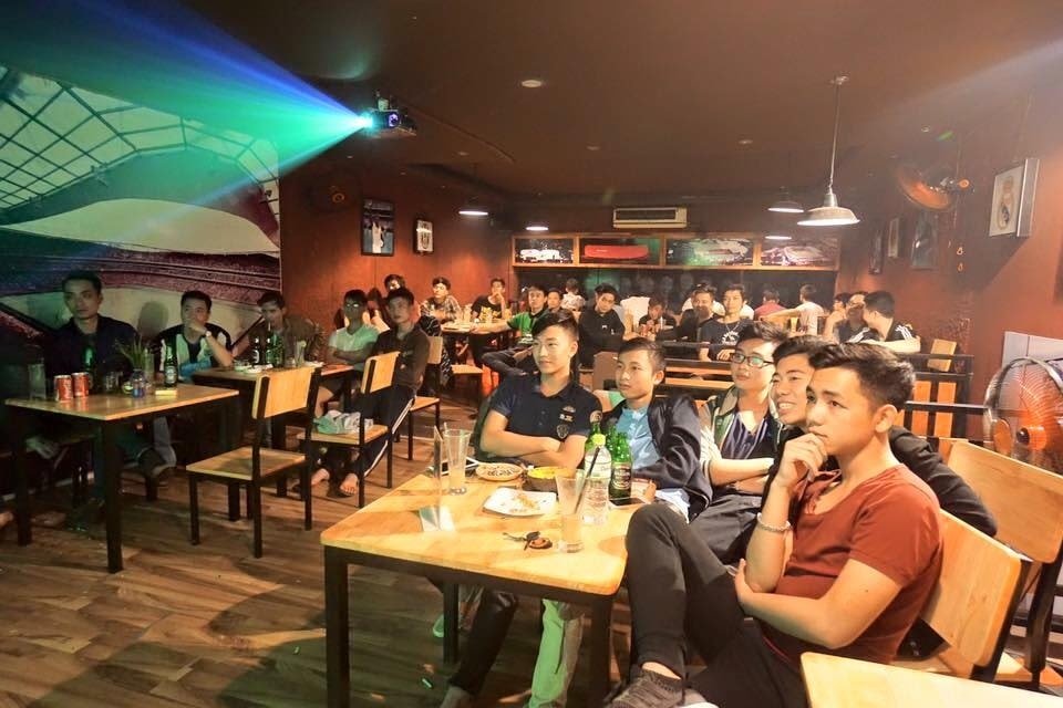 Cafe xem bóng đá sôi động, thu hút nhiều du khách