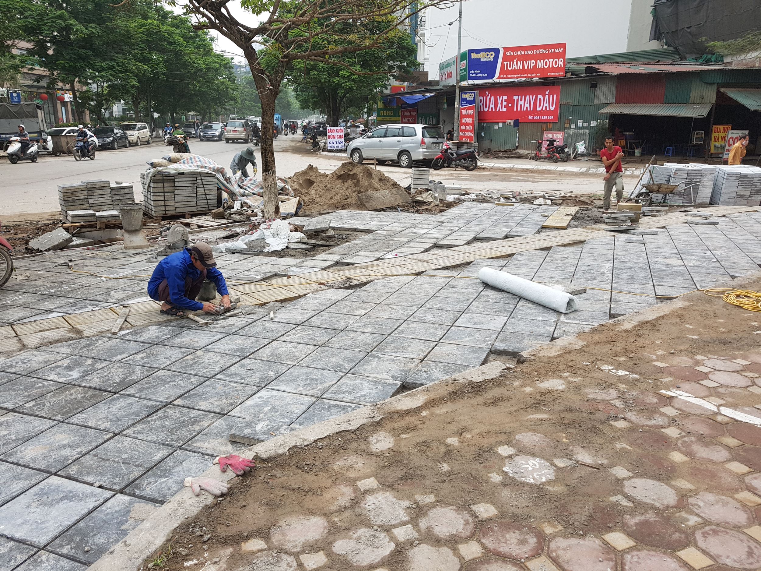 Ảnh: Nâng cấp, cải tạo vỉa hè bằng gạch giả đá trên một số tuyến phố Hà Nội