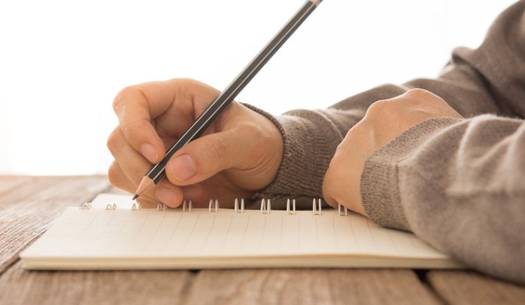 6 bước đơn giản để dạy con bạn cầm bút đúng cách và tập viết chữ đẹp