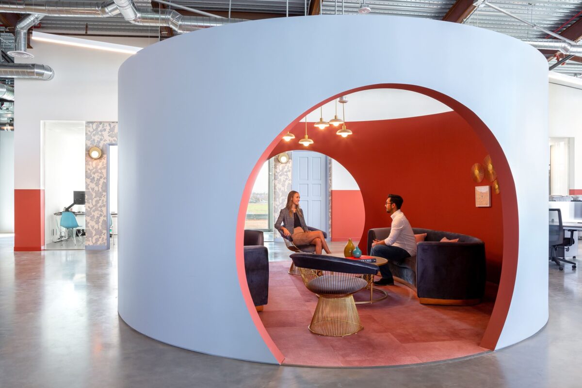 Thiết kế văn phòng nhỏ đẹp, nội thất văn phòng sạch sẽ tiện nghi tạo sự gắn kết giữa các nhân viên