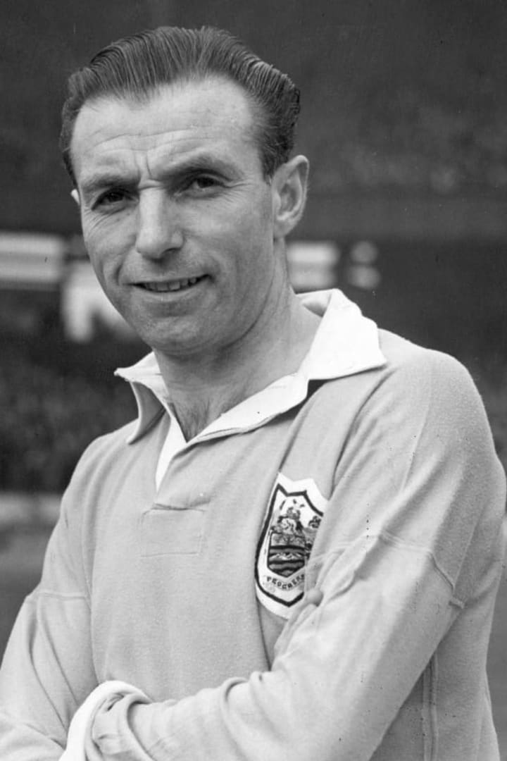 Stanley Matthews Là Ai? Sự Nghiệp Của Ngôi Sao Bóng Đá Người Anh