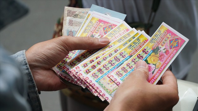 Tôi mua vé số làm quà tặng cho bạn trong tiệc tất niên và trúng 28 tỷ đồng