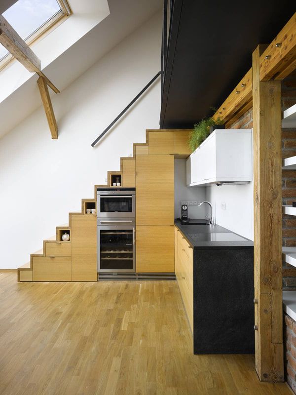 Chọn cầu thang có bếp nên thiết kế từ trước để đảm bảo tính thẩm mỹ và chọn nội thất phù hợp.