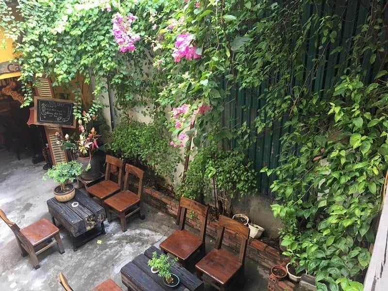 Sắp xếp bàn ghế quán cafe