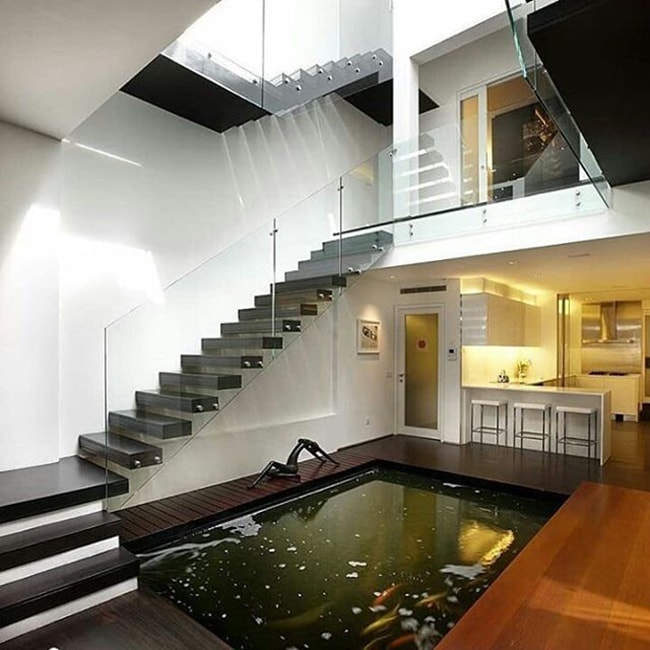 Có nên thiết kế hồ cá, bể cá dưới chân cầu thang không?