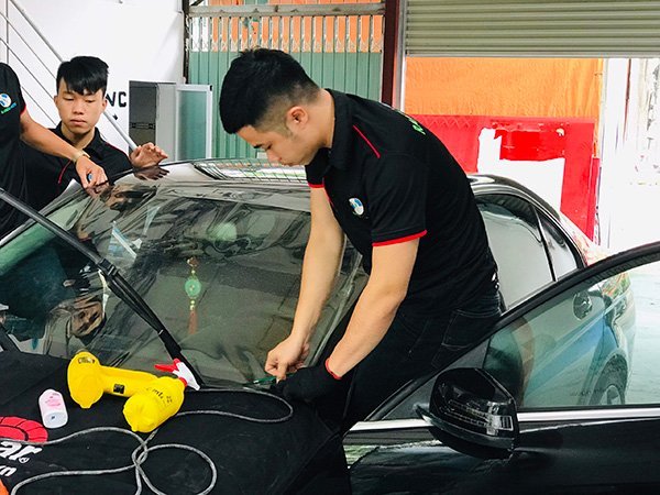 dán phim cách nhiệt ô tô tphcm