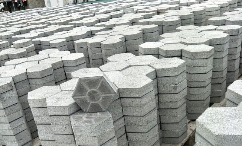 Nguyên liệu để sản xuất ra loại gạch block tự chèn khá dễ tìm
