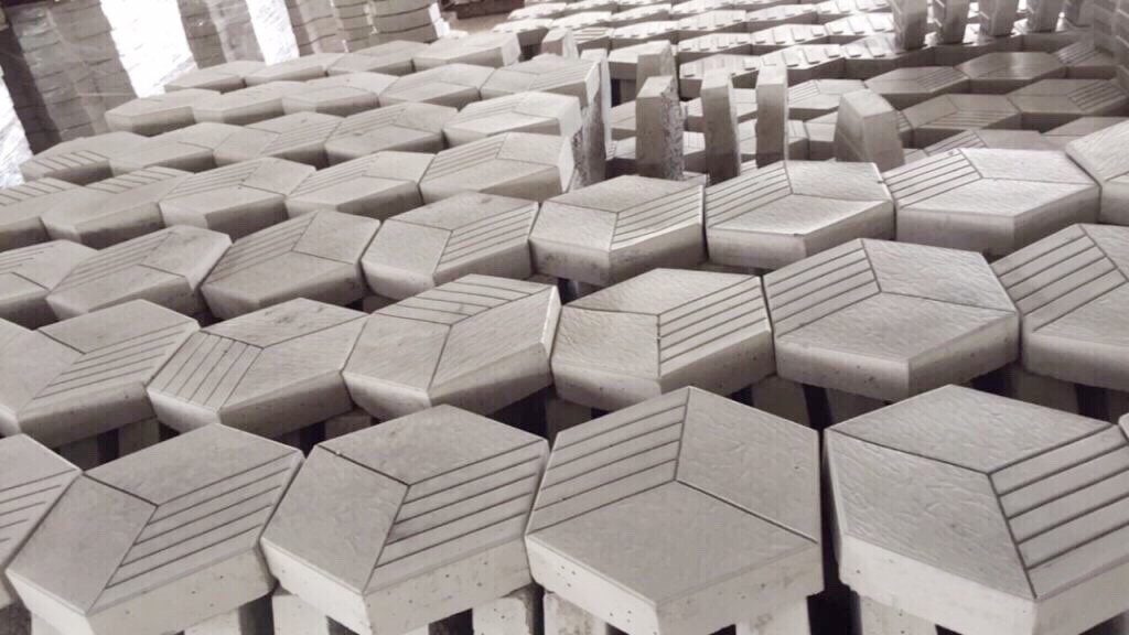 Gạch block tự chèn còn có tên khác là gạch tự chèn.