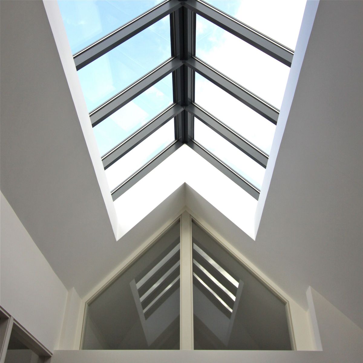 Có nên dùng tấm lợp polycarbonate để lợp mái nhà dân dụng để ánh sáng có thể xuyên qua?