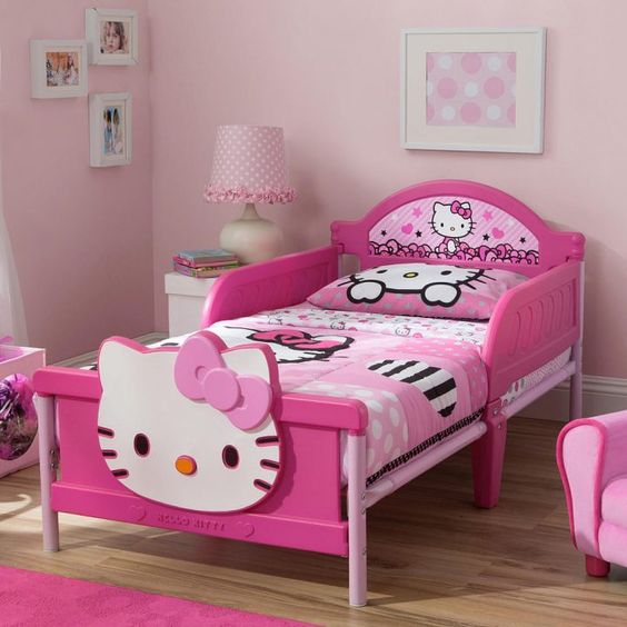 giường ngủ màu hồng hình hello kitty
