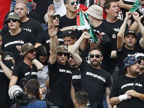 Hooligan Hungary gây hỗn loạn với tư thế chào của phát xít Đức - Du Lịch & Văn hóa