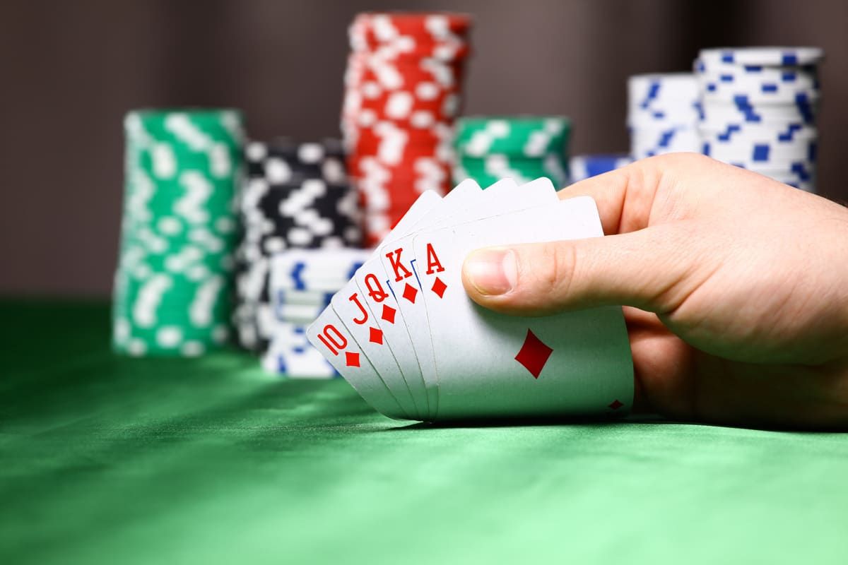 Royal Flush là gì? Hướng dẫn đầy đủ về ván bài Poker hay nhất | Tự nhiên8