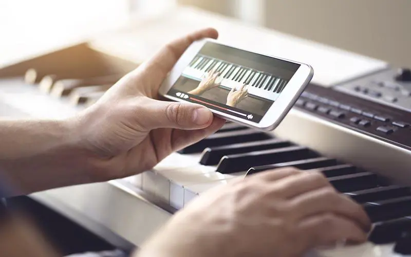 Ưu và nhược điểm của việc học đàn piano online