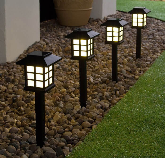 Tạo điểm nhấn cho lối đi sân vườn bằng những đèn nhỏ