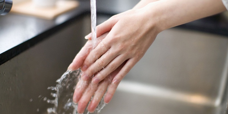 Nước ấm vừa phải là tốt nhất vì khuyến khích chúng ta lưu bàn tay lại lâu hơn trên bồn rửa.