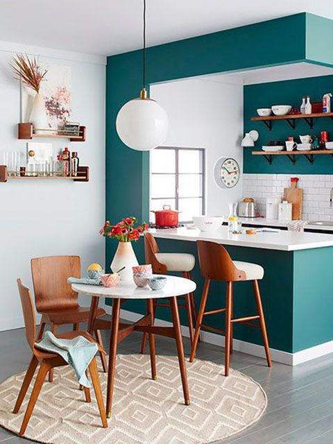 phòng bếp chung cư đẹp màu xanh kèm phòng tiếp khách