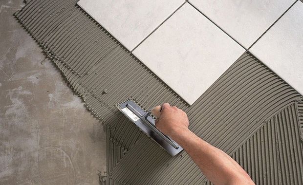 Sử dụng keo dán gạch để dán gạch vào tường trong nhà