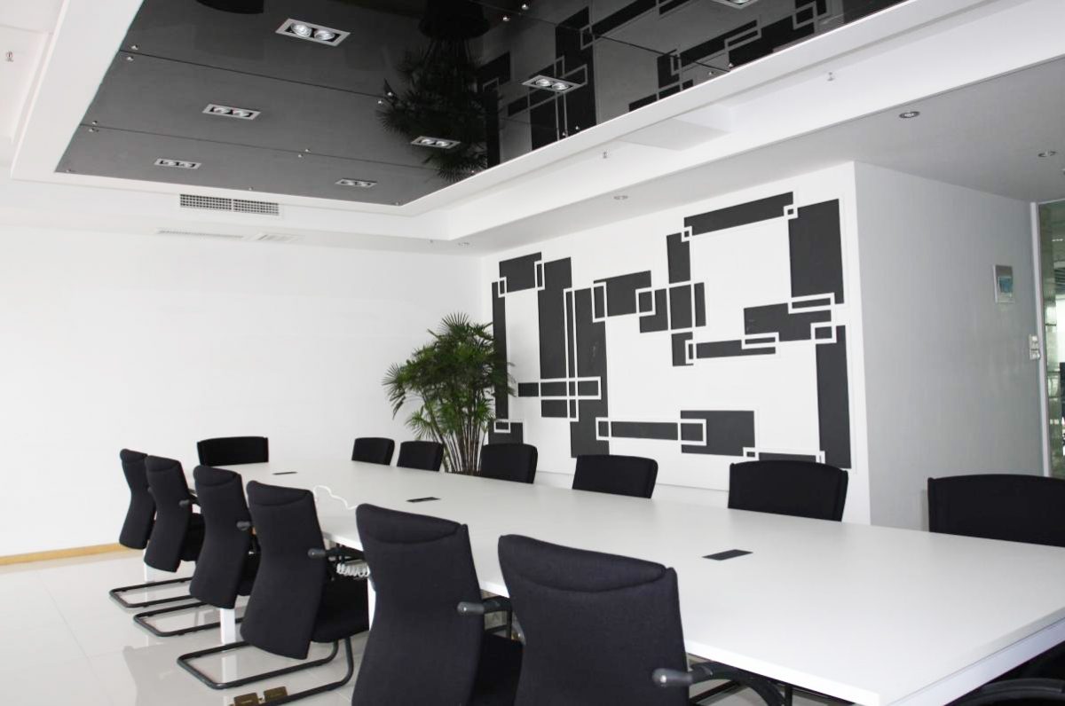 Phong cách văn phòng công ty nhỏ với tông màu sơn sàn và tường trắng sáng cho không gian rộng hơn, sang trọng hơn.