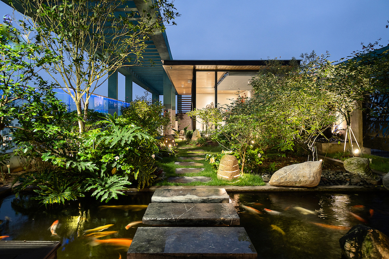 Hồ cá, sân vườn tiểu cảnh cây xanh 'ngự' trên tầng 30 - Việt Architect  Group - Kiến Trúc Sư Việt Nam