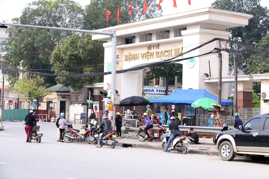 Vẫn còn tình trạng tập trung đông người trước cổng bệnh viện ở Hà Nội | Y tế | Vietnam+ (VietnamPlus)