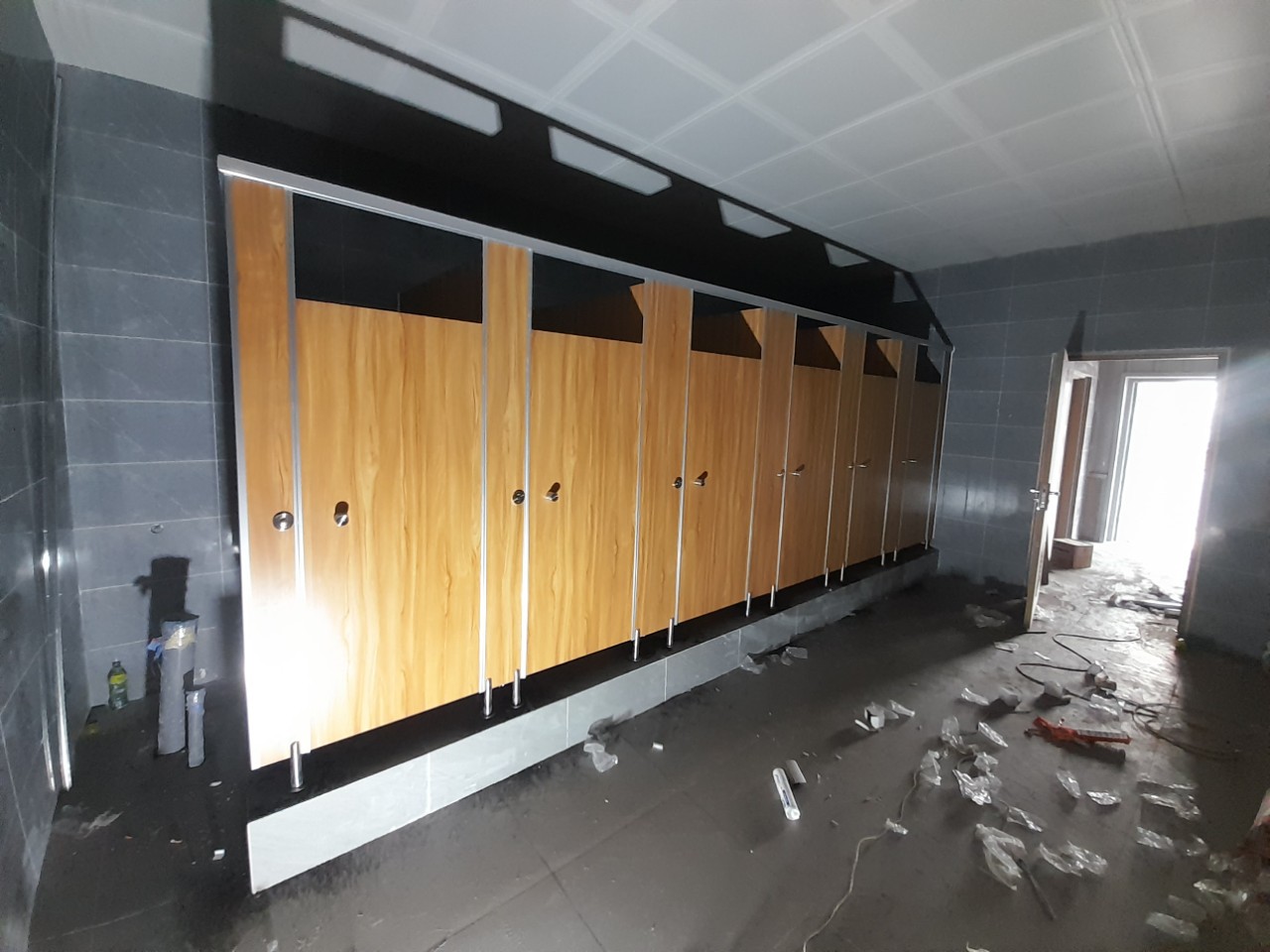 Tổng hợp các loại vật liệu vách ngăn vệ sinh hiện đại