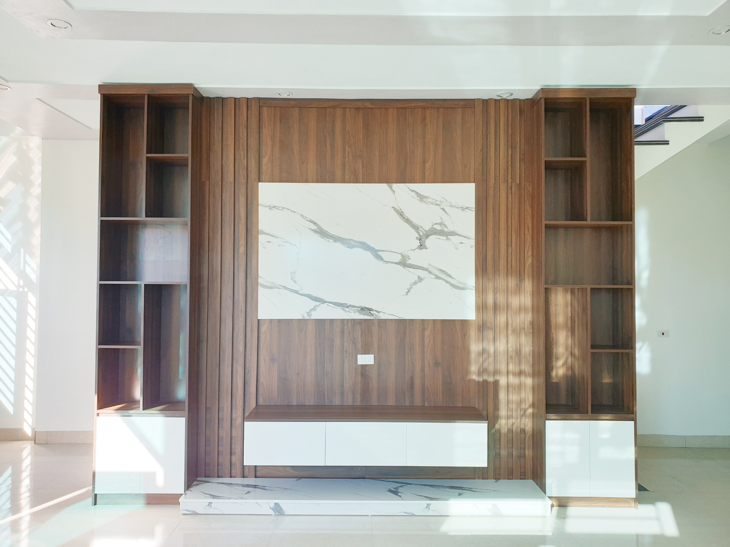 Vách ngăn gỗ sang trọng cho phòng khách của bạn - Công trình nhà Chị H | Siêu thị Nội thất TOKA